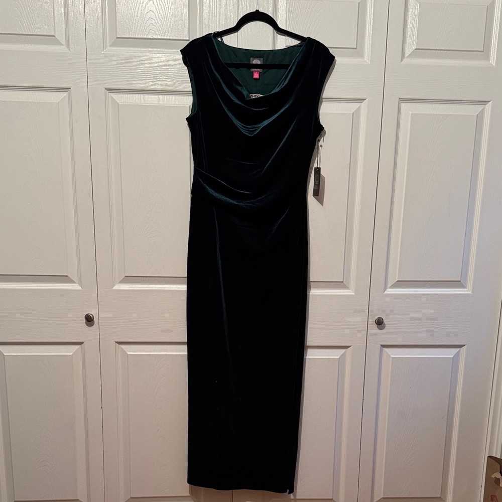 Vince Camuto Elegant Emerald Green Velvet Maxi Dress